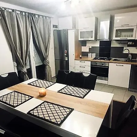Beautiful Two Bedroom Apartment With A Large Balcony - City And Sea View! Zadar